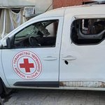 Внаслідок російського обстрілу постраждав автомобіль Червоного Хреста. 9