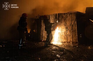 Київ в огні: пожежі та жертви після удару по двох районах 18