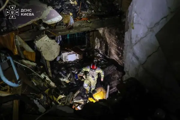 Російський обстріл Києва: понад 10 загиблих, пошкоджено лікарню та житловий будинок 10 Російський обстріл Києва: понад 10 загиблих, пошкоджено лікарню та житловий будинок 10