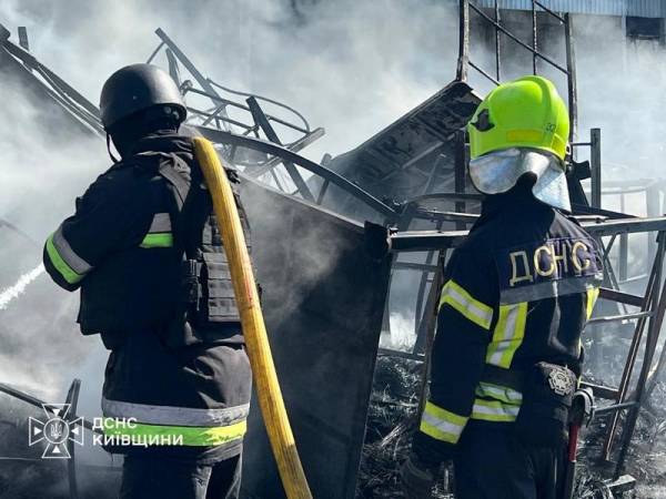 Вибухи спричинили багатогодинну детонацію: моторошні кадри наслідків 7