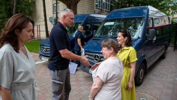 Київ отримав два мікроавтобуси від німецьких благодійників