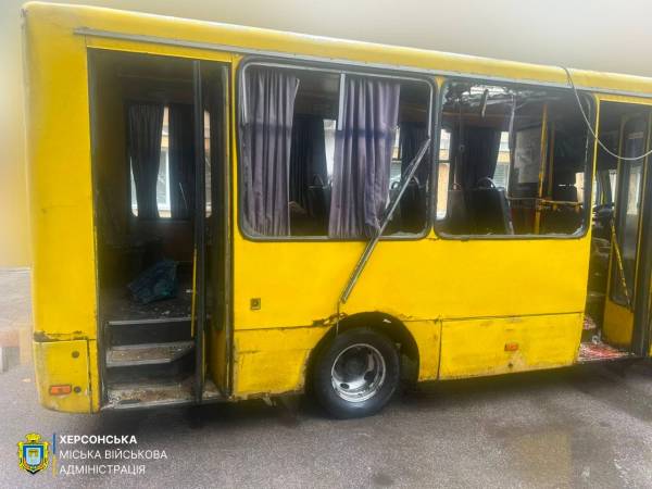 Російський дрон атакував маршрутку в Херсоні, загинули люди 7 Російський дрон атакував маршрутку в Херсоні, загинули люди 7
