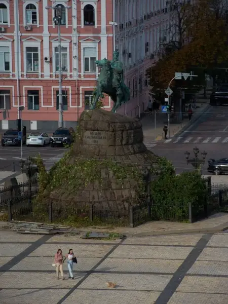 Зняли захист із пам’ятника Богдану Хмельницькому на Софійській площі