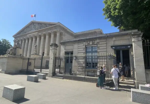 Париж вимагає зупинити будівництво скляного павільйону біля Бурбонського палацу 4