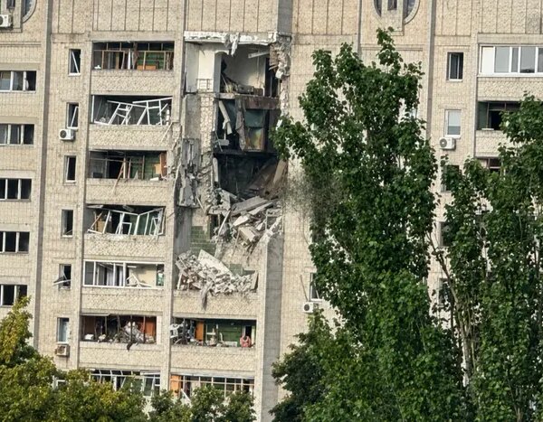 Ворог обстріляв багатоповерхівки Харкова, загинули люди