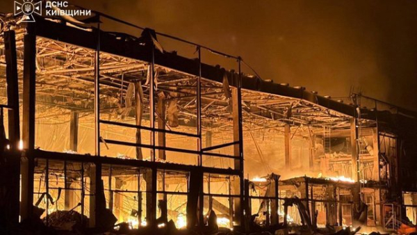 Російські війська знищили українські об’єкти. Йдеться про магазини “Епіцентр”, магазини непродовольчих товарів, а також інтернет-магазин Rozetka, які розташовувалися неподалік Києва. До цього, напередодні, були уражені підприємства “Біосфера”, “Ласунка” та виробничий комплекс Millennium, розташовані у місті Дніпро.