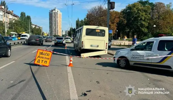 На Чоколівському бульварі авто врізалося в маршрутку, спричинивши людські жертви