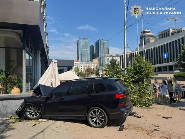 ЧАС НОВИН в Україні 51 Автомобіль врізався в терасу ресторану біля палацу «Україна» та перекинувся