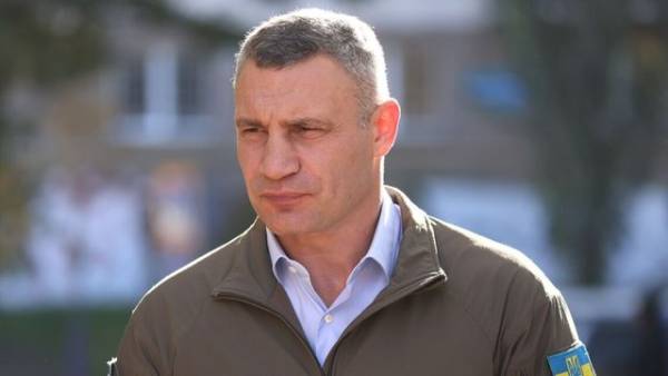 Уламки дрона впали на подвір’я київського будинку
