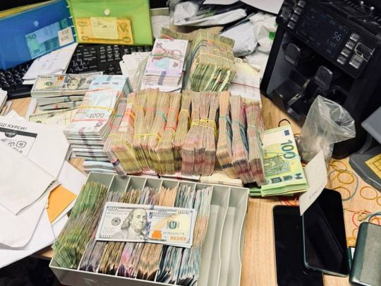БЕБ затримало авто з готівкою: викрито масштабний конвертцентр у Києві