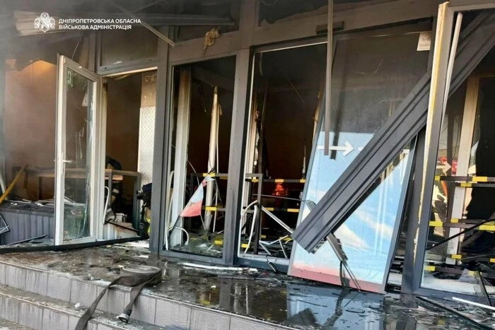Росія атакувала логістичну компанію у Павлограді, спалахнула пожежа