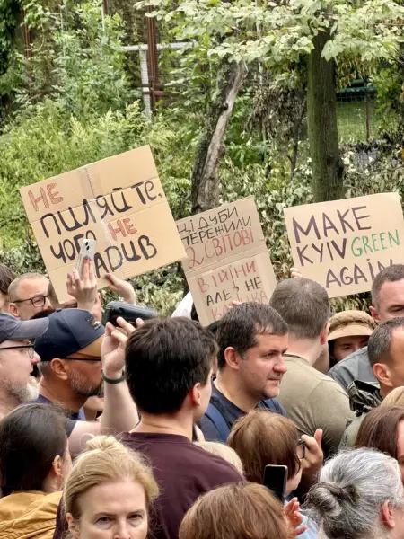 На Теремках зупинили вирубку дерев для тепломережі через протести мешканців 9