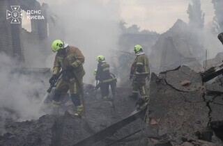 Київ в огні: пожежі та жертви після удару по двох районах 13