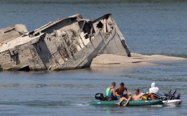 Внаслідок посухи на річці Дунай у Сербії з води знову виринув затонулий нацистський військовий корабель. 5 Внаслідок посухи на річці Дунай у Сербії з води знову виринув затонулий нацистський військовий корабель. 3