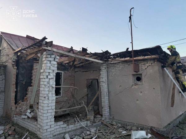 Київ відбиває атаку дронів: є постраждалі та руйнування 7 Київ відбиває атаку дронів: є постраждалі та руйнування 7