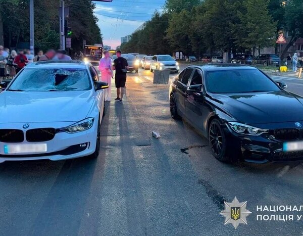 У Львові авто на переході збили батька з дитиною