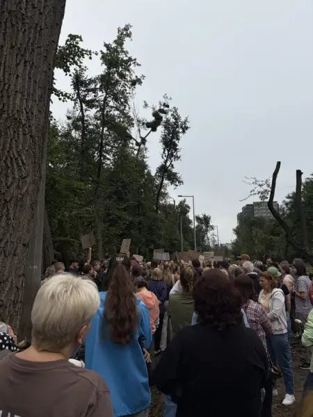 На Теремках зупинили вирубку дерев для тепломережі через протести мешканців 10