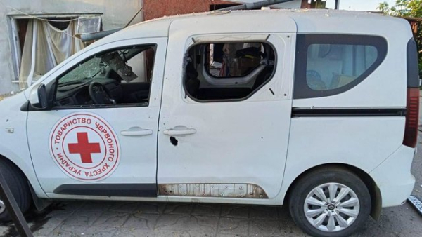 Внаслідок російського обстрілу постраждав автомобіль Червоного Хреста.