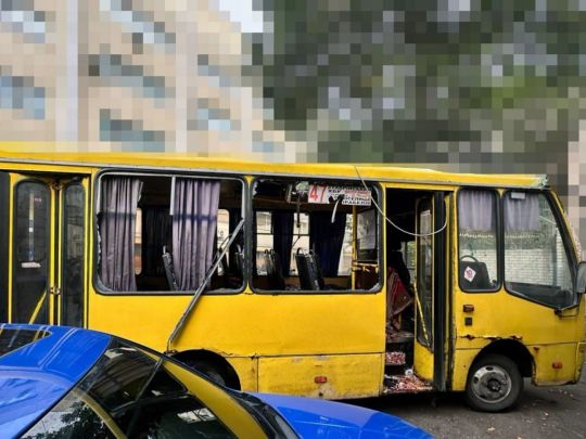 Російський дрон атакував маршрутку в Херсоні, загинули люди