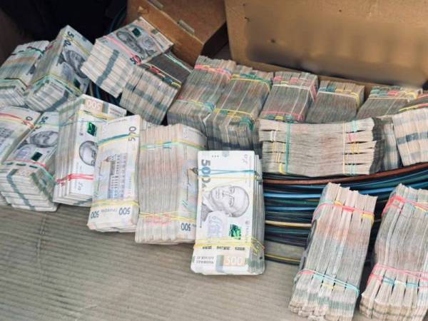 БЕБ затримало авто з готівкою: викрито масштабний конвертцентр у Києві 5
