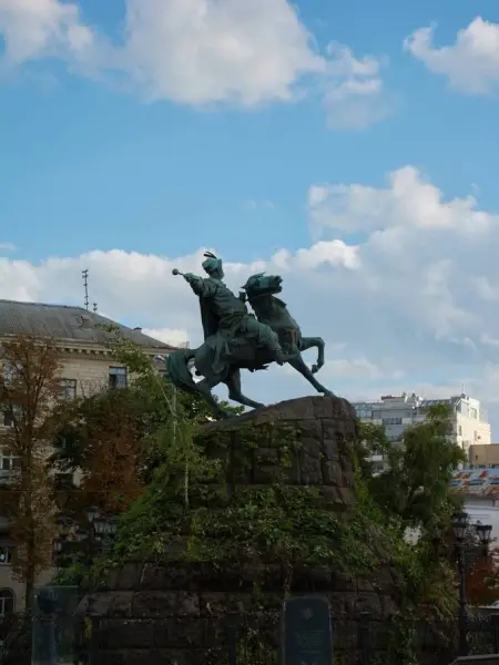 Зняли захист із пам'ятника Богдану Хмельницькому на Софійській площі 6 Зняли захист із пам'ятника Богдану Хмельницькому на Софійській площі 6