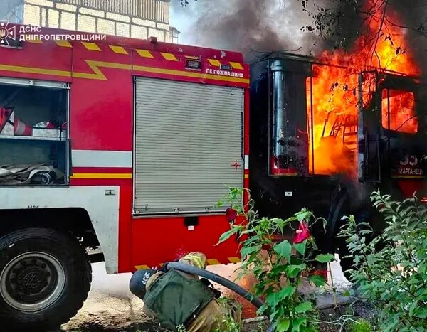 Ворог обстріляв рятувальників, що гасили пожежу на Дніпропетровщині