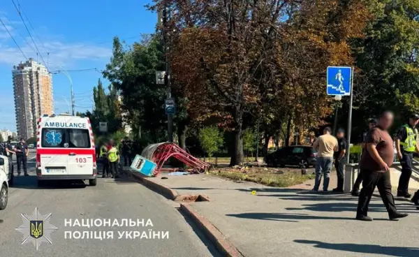 На Чоколівському бульварі авто врізалося в маршрутку, спричинивши людські жертви 5