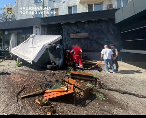 Автомобіль врізався в терасу ресторану біля палацу «Україна» та перекинувся 4 Автомобіль врізався в терасу ресторану біля палацу «Україна» та перекинувся 4