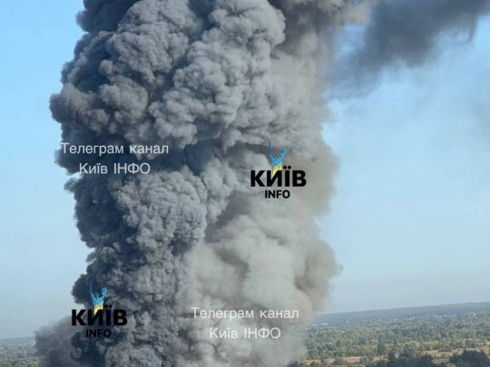 Велика пожежа під Києвом: видимий за кілометри стовп диму охопив небо