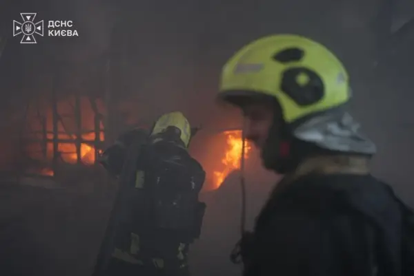 Російський обстріл Києва: понад 10 загиблих, пошкоджено лікарню та житловий будинок 11 Російський обстріл Києва: понад 10 загиблих, пошкоджено лікарню та житловий будинок 11