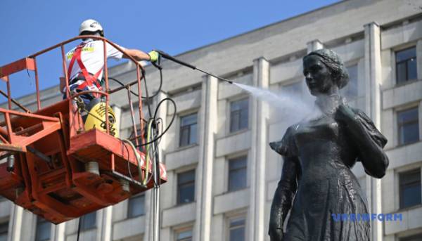 Київ очистив пам’ятник Лесі Українці 4