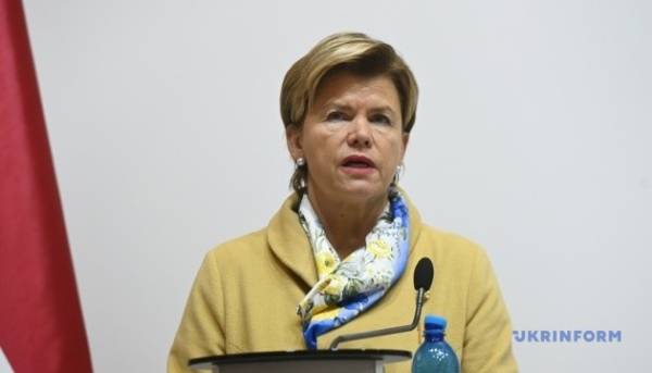 Міністерка закордонних справ Латвії прибула до Києва і виступила на конференції послів