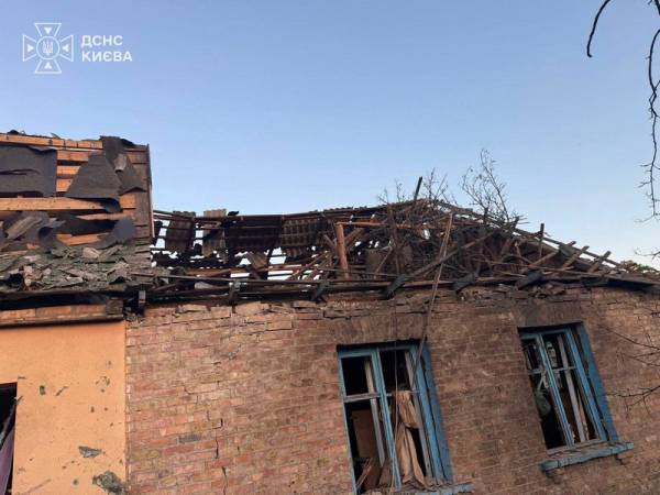Київ відбиває атаку дронів: є постраждалі та руйнування 8 Київ відбиває атаку дронів: є постраждалі та руйнування 8