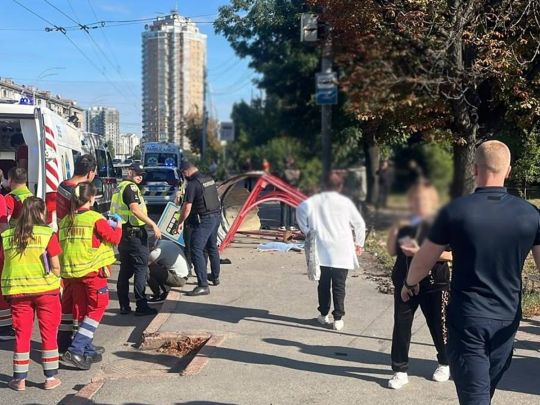 Автомобіль збив пішоходів на зупинці у Києві: є загиблі та травмовані
