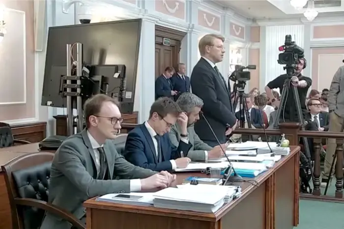 Представники партії «Яблуко» під час засідання Верховного суду щодо позову про недопуск до виборів до Державної думи