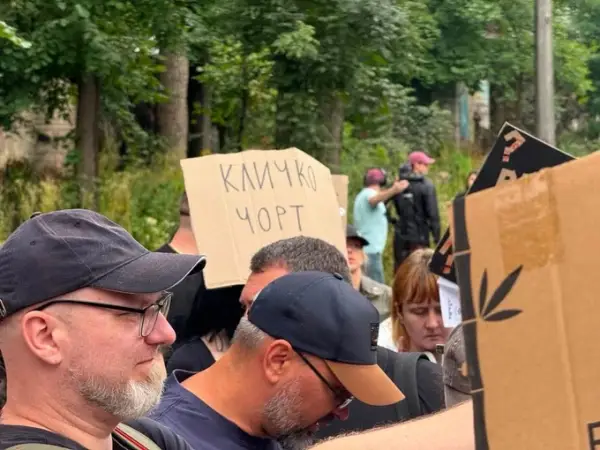 На Теремках зупинили вирубку дерев для тепломережі через протести мешканців 14