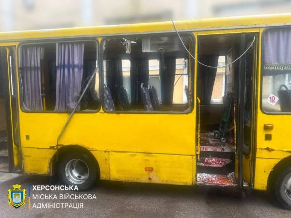 Російський дрон атакував маршрутку в Херсоні, загинули люди 8 Російський дрон атакував маршрутку в Херсоні, загинули люди 8