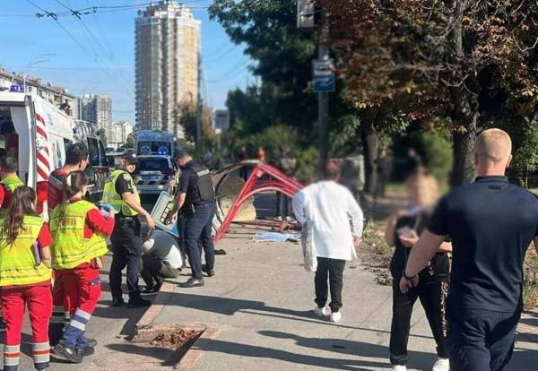 Кривавий наїзд на київській зупинці: є жертви та постраждалі
