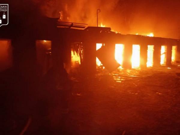 Сумщина під масованим вогнем: нічна атака росіян залишила масштабні руйнування, є постраждалі 11