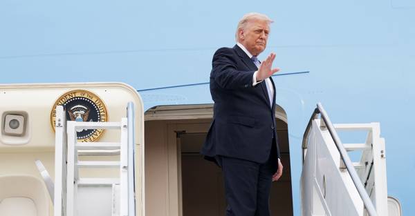 Трампа евакуювали з саміту НАТО іншим літаком