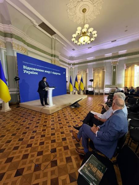 Фундація Орлика представила дипломатам інструменти для посилення українського голосу 10