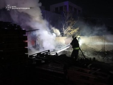 У Дніпрі через російський обстріл призупинив роботу ТРЦ "Караван" 12