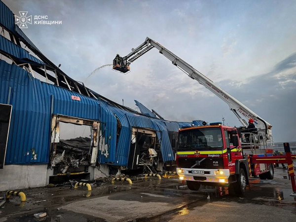 Повітря на Київщині стало гіршим після російських обстрілів, що спричинили пожежі; для боротьби з вогнем залучили літаки. 13