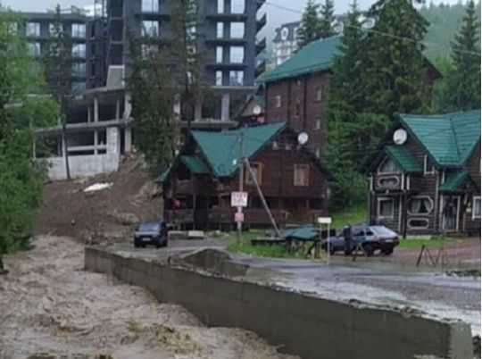 Буковель відрізало від світу: потужна злива затопила дороги
