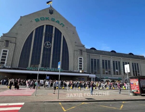 «Укрзалізниця» попереджає про затримки потягів до 17 годин через обстріли: перелік рейсів
