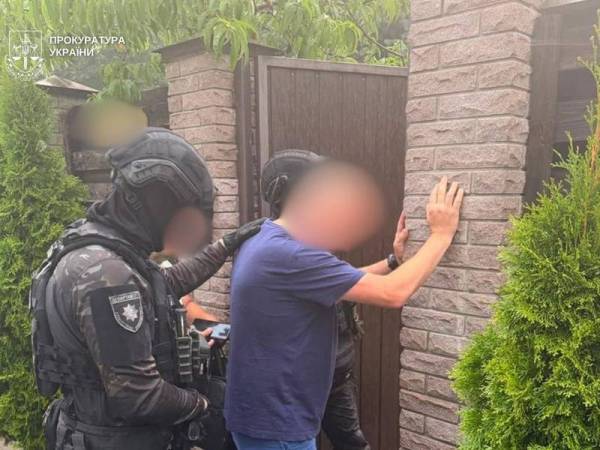 Обшуки виявили у столиці кота та 300 тисяч доларів під час розслідування справи невролога 8