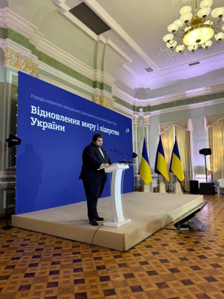 Фундація Орлика представила дипломатам інструменти для посилення українського голосу 8