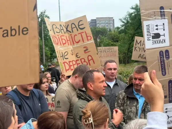 На Теремках зупинили вирубку дерев для тепломережі через протести мешканців 12