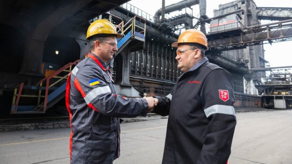 “Метінвест” з 1 липня збільшує зарплату співробітникам на 10%, виключаючи керівний склад, незважаючи на воєнні дії та нові труднощі.