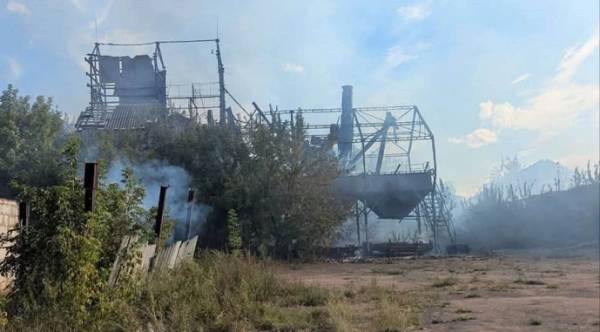 Зерносховище та техніка агропідприємства на Сумщині знищені під обстрілом